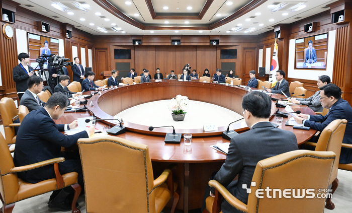 회의 주재하는 최상목 권한대행