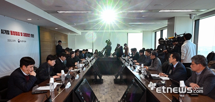 글로벌 AI개발 동향점검 인사말 하는 오영주 장관