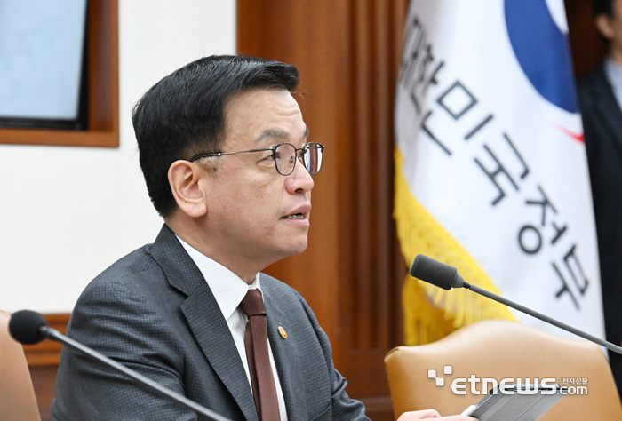 국정현안관계장관회의 겸 경제관계장관회의 겸 산업경쟁력강화 관계장관회의가 5일 서울 종로구 정부서울청사에서 열렸다. 최상목 대통령 권한대행 부총리 겸 기획재정부 장관이 모두발언을 하고 있다. 기획재정부 제공