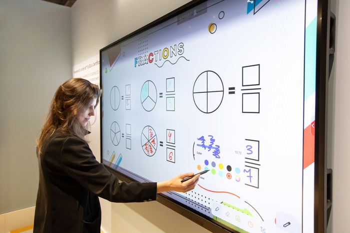 ISE 2025 삼성전자 전시장을 찾은 관람객이 'AI 전자칠판' 을 살펴보고 있다.