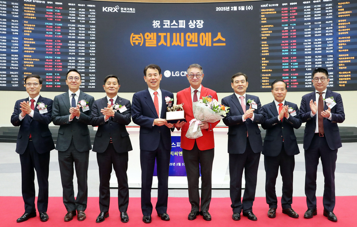 현신균 LG CNS 사장(왼쪽에서 5번째)과 정은보 한국거래소 이사장(왼쪽에서 4번째)을 비롯해 주간사 대표들이 LG CNS 상장기념식에 참석해 기념사진을 촬영했다. 한국거래소 제공