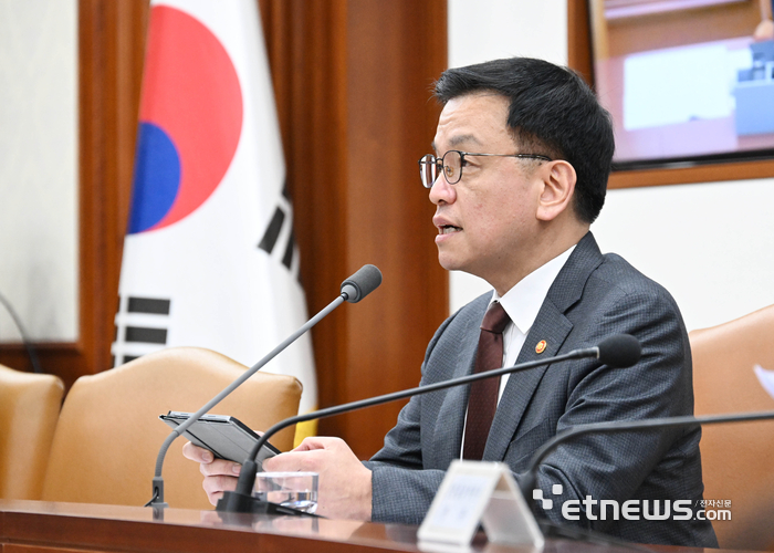 국정현안관계장관회의 겸 경제관계장관회의 겸 산업경쟁력강화 관계장관회의가 5일 서울 종로구 정부서울청사에서 열렸다. 최상목 대통령 권한대행 부총리 겸 기획재정부 장관이 모두발언을 하고 있다.
 기획재정부 제공