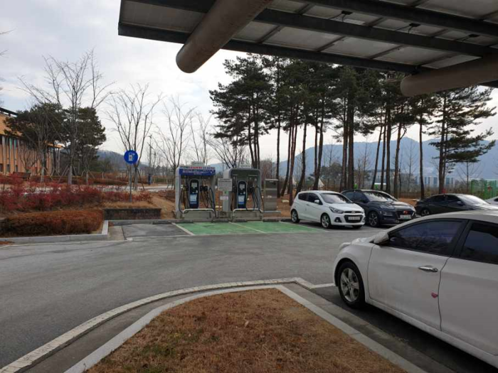 한국도로공사는 김천 본사 전기차 충전소를 민간에 개방하고 있다. (사진=한국도로공사)