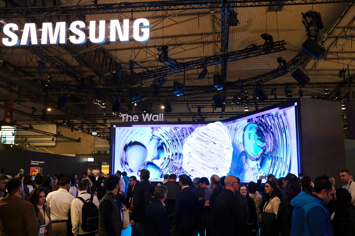 ISE 2025 삼성전자 전시장을 찾은 관람객들이 입구에 설치된 '더 월(The Wall)'을 살펴보고 있다.