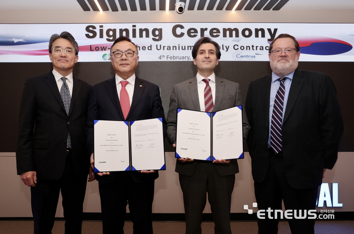 한수원은 4일 미국 워싱턴DC에서 미국 핵연료 공급사인 센트루스와 농축우라늄 공급계약을 체결했다. (왼쪽부터)김성열 주미 한국대사관 상무관, 황주호 한국수력원자력 사장, 아미르 벡슬러 센트루스 CEO, 마이클 고프 미 DOE 원자력청 수석 부차관보