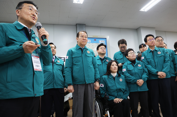 국민의힘 권영세 비상대책위원장이 5일 오전 경기도 평택시 고덕변전소에서 열린 'AI 혁명 위한 전력망 확충 현장 방문 및 간담회'에서 관계자로부터 현황 설명을 듣고 있다.