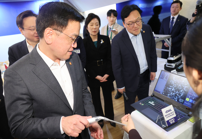 최상목 대통령 권한대행 부총리 겸 기획재정부 장관이 5일 정부서울청사에서 열린 청년 벤처 및 스타트업 오찬 간담회에서 체외진단용 의료기기를 시연하고 있다. 연합뉴스