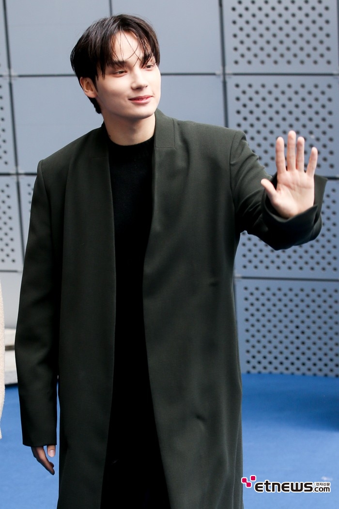 [ET포토] 투모로우바이투게더 휴닝카이, '따듯함이 전달되는 손인사'