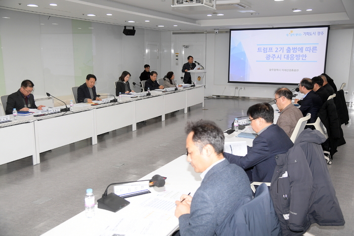 광주시는 5일 오후 시청 소회의실에서 강기정 시장 주재로 '트럼프 2기 관세정책 대응 긴급회의'를 개최했다.