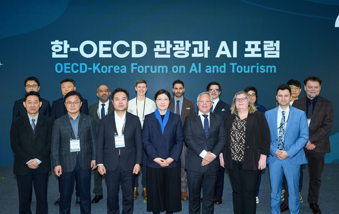 장미란 문화체육관광부 제2차관(앞줄 왼쪽에서 네번째)이 2월 6일 경주 화백컨벤션센터에서 열린 '한-경제협력개발기구(OECD) 관광과 인공지능(AI) 포럼'에 참석해 국내외 전문가들과 관광업계 관계자들을 환영하고 있다.