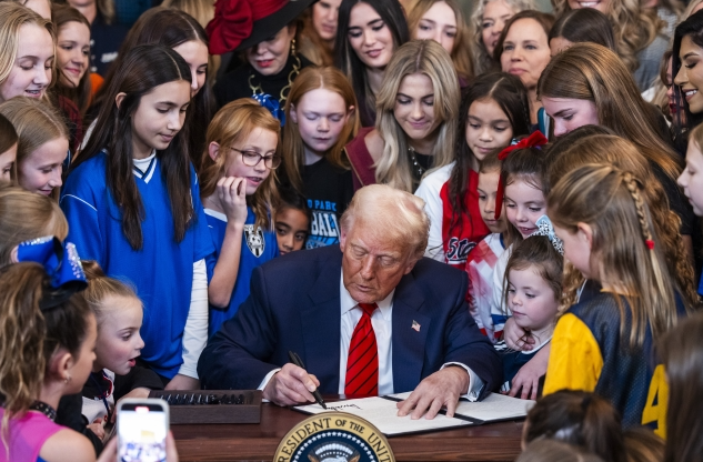 5일(현지시간) 성전환자 여성 스포츠 출전금지 행정명령에 서명하는 도널드 트럼프 미 대통령. 사진=EPA연합뉴스
