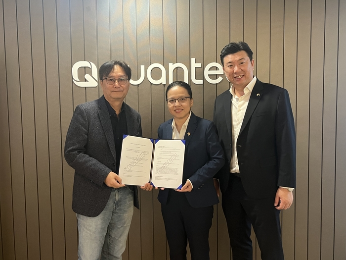 AI자동투자 콴텍이 베트남투자개발은행증권과 전략적 업무협약을 체결했다. 최용석 AI콴텍 대표(왼쪽부터)와 응오 티 퐁란 베트남 BSC증권 부사장, 정재훈 부사장이 함께 기념사진을 촬영하고 있다.