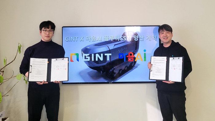 최홍섭 마음AI 대표(오른쪽)와 김용현 GINT 대표가 자율주행 기술 WoRV 공급계약을 체결하고 사진촬영을 하고 있다. 마음AI 제공