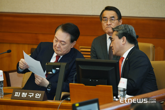 자료 보는 윤석열