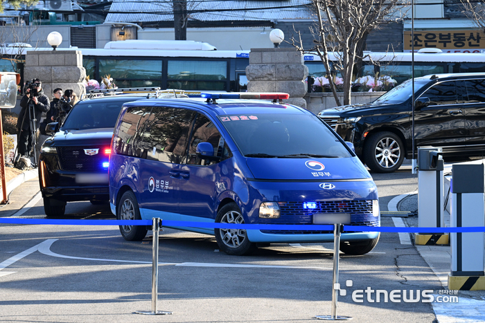 헌법재판소 도착한 윤석열 대통령 탑승 호송차