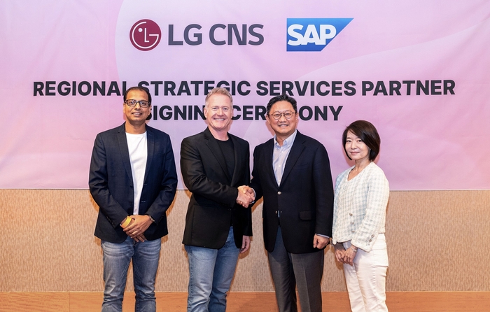 내한신 LG CNS 전무(오른쪽에서 두번째)가 신은영 SAP코리아 대표(맨 오른쪽)를 비롯해 SAP 관계자들과 RSSP 이니셔티브 협약식 후 기념촬영했다. LG CNS 제공