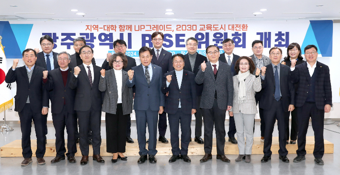 강기정 광주광주시장이 지난해 12월 18일 시청 3층 중회의실에서 열린 '광주광역시 라이즈(RISE) 위원회'에 참석해 회의를 주재하고 있다.