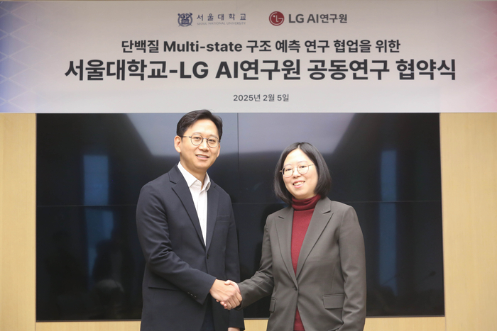 배경훈 LG AI연구원장(왼쪽)과 백민경 서울대 교수가 서울 강서구 마곡 LG사이언스파크 글로벌라운지에서 차세대 단백질 구조 예측 AI 공동 연구 계약을 체결했다.