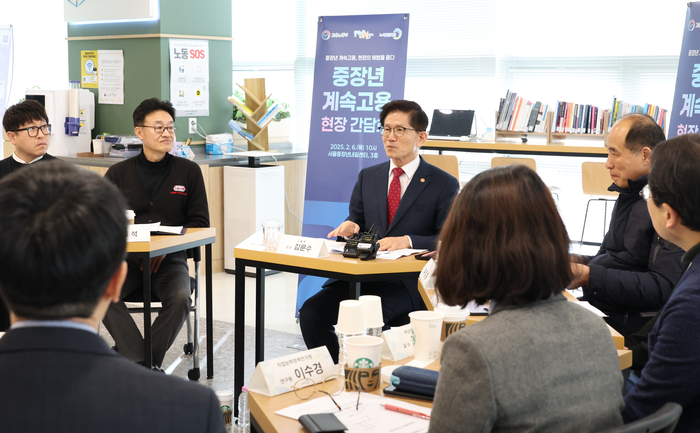 김문수 고용노동부 장관이 6일 서울 퇴계로 서울중장년내일센터에서 열린 중장년 계속고용 현장간담회에 참석, 발언하고 있다. 연합뉴스.