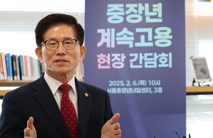 김문수 고용노동부 장관이 6일 서울 퇴계로 서울중장년내일센터에서 열린 중장년 계속고용 현장간담회에 참석, 발언하고 있다. 연합뉴스.