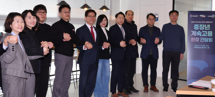 김문수 고용노동부 장관이 6일 서울 퇴계로 서울중장년내일센터에서 열린 중장년 계속고용 현장간담회에서 참석자들과 기념촬영을 하고 있다. 연합뉴스.