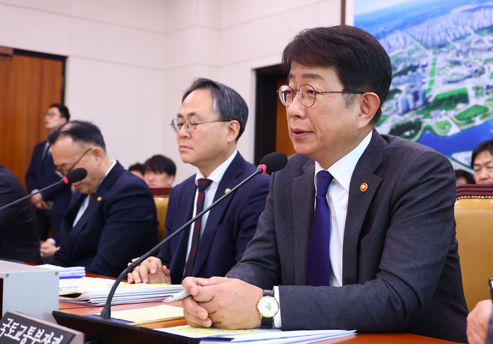 박상우 국토교통부 장관이 6일 서울 여의도 국회에서 열린 12·29 여객기 참사 진상규명과 피해자 및 유가족 피해구제를 위한 특별위원회 전체회의에서 발언하고 있다.(사진=연합뉴스)