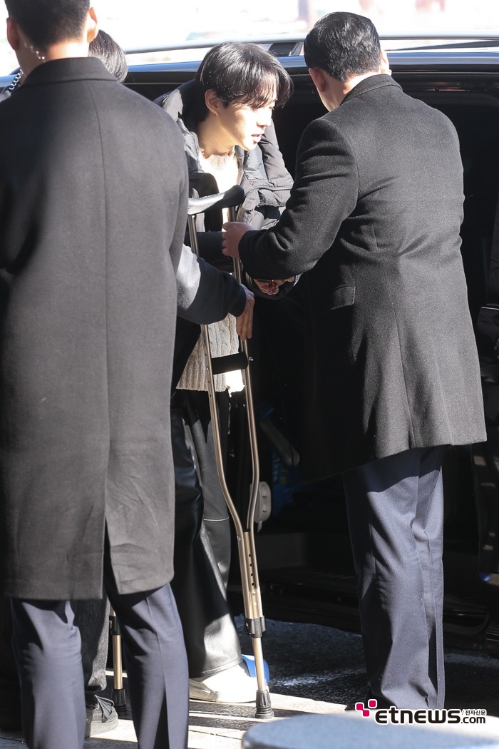 [ET포토] 이준호, '경호원들의 부축 받으며'