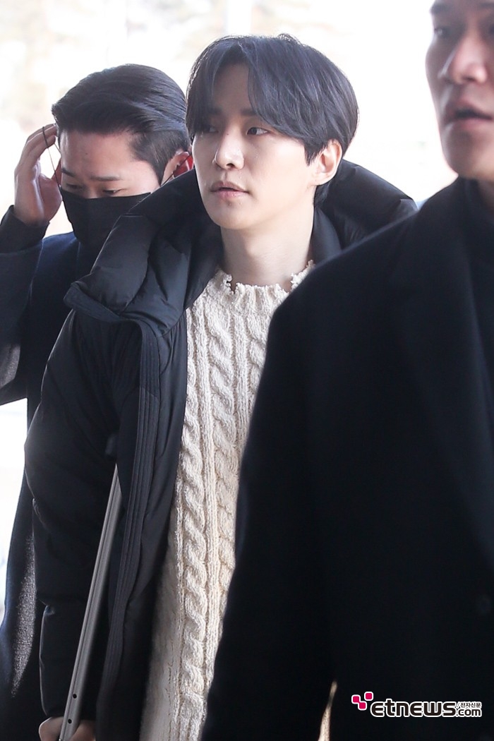 [ET포토] 이준호, '양쪽이 찢어진 케이블 니트'