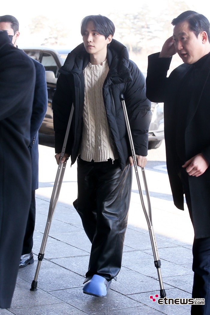 [ET포토] 이준호, '어쩌다가 다리 부상'