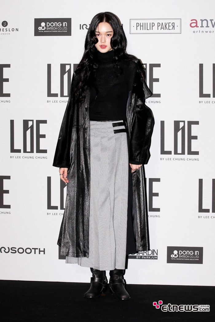 [ET포토] 이수현, '무채색 조합으로 럭셔리한 패션'