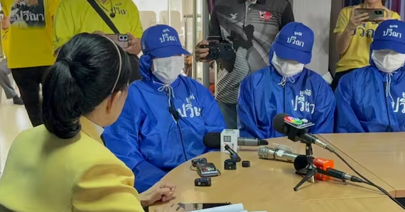 조지아 '난자 농장'에서 탈출한 태국 여성 세 명이 파베나 재단 대표인 파베나 홍사쿨과 이야기를 나누고 있다. 사진=페이스북 캡처