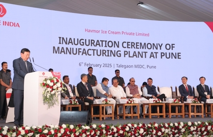 신동빈 롯데 회장(왼쪽)이 6일 인도 푸네시에서 열린 신공장 준공식에서 축사를 하고 있다.