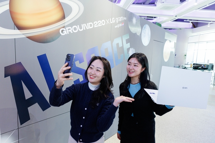 방문객이 팝업스토어를 둘러보며 2025년형 LG 그램 프로를 체험하고 있는 모습.