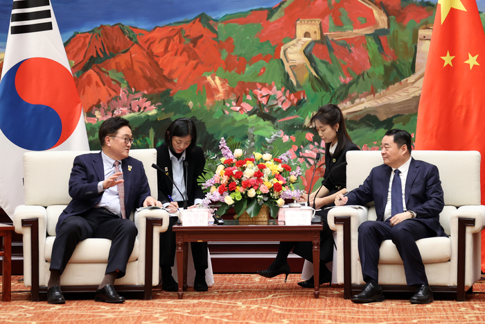 중국을 방문 중인 우원식 국회의장(왼쪽)이 8일(현지시간) 하오 펑 랴오닝성 당 서기와 만나 대화하고 있다. [국회의장실 제공. 재판매 및 DB 금지]