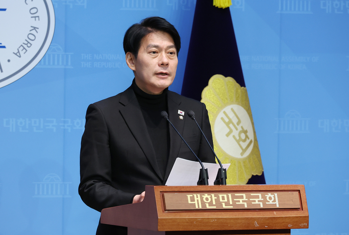 더불어민주당 한민수 대변인이 9일 서울 여의도 국회 소통관에서 “국민의힘이 이재명 대표를 겨냥한 전담 특위 신설 방안을 검토하고 있다” 또 “김용현 전 국방부 장관 변호인이 구속수감 중인 이진우·여인형 접견” 등이 확인됐다며 브리핑하고 있다. 연합뉴스