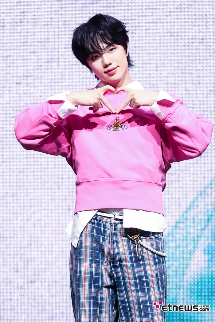 [ET포토] 이븐 박지후, '핑크 하트'