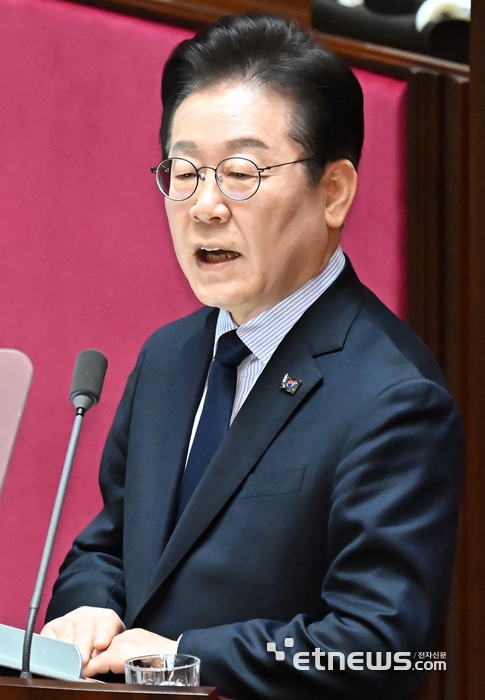 이재명, 여당 바라보며 연설