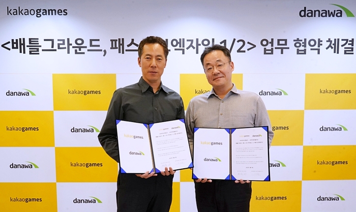 카카오게임즈는 커넥트웨이브 '다나와' 서비스와 인기 PC 온라인 게임 3종 '카카오 배틀그라운드' 및 '패스 오브 엑자일1·2' 관련 마케팅 업무협약을 체결했다. 박택곤 카카오게임즈 마케팅 본부장(왼쪽)과 안준모 다나와 영업본부장이 기념촬영했다.