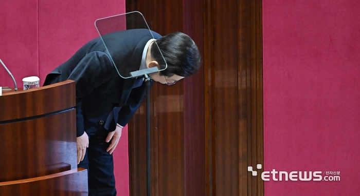 여당 향해 인사하는 이재명