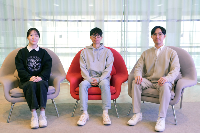 곽원진 UNIST 교수(맨 오른쪽)와 이현욱 연구원(가운데), 윤홍빈 연구원