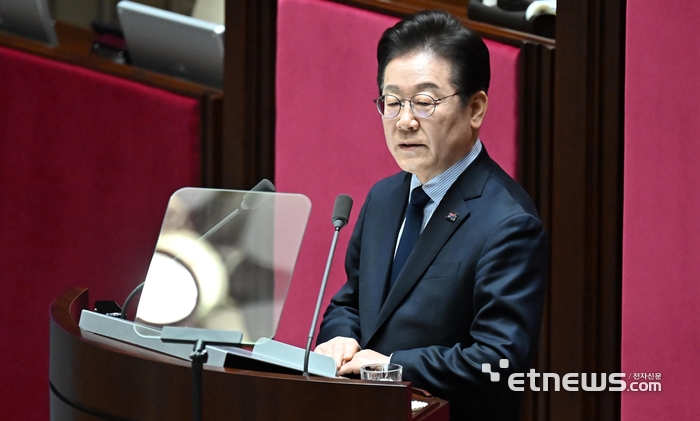 제422회 국회(임시회) 제2차 본회의가 10일 서울 여의도 국회에서 열렸다. 이재명 더불어민주당 대표가 교섭단체대표 연설을 하고 있다.  이동근기자 foto@etnews.com