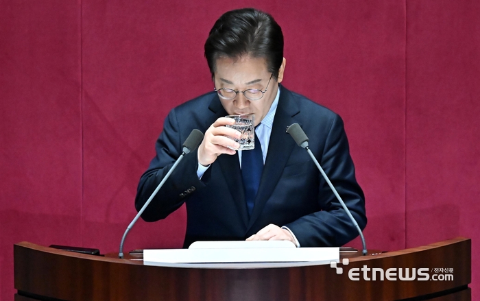 물 마시는 이재명