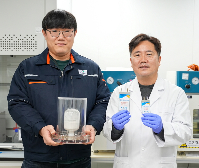 한국전기연구원 차세대전지연구센터 하윤철 박사(오른쪽) 연구팀이 더 빠르고 품질 좋은 전고체전지용 황화물계 고체전해질 제조를 위한 '업그레이드형 공침법'을 개발했다.