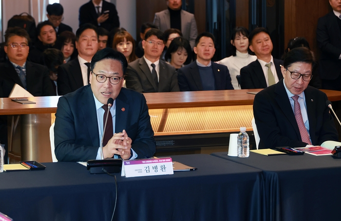 김병환 금융위원장이 10일 오전 부산 부산국제금융센터에서 열린 부산산업전환 녹색펀드 출범계기 지역기업 간담회에 참석해 지역기업에 대한 투자중심 지원 확대를 약속하고, 지역기업의 애로사항을 청취했다. 사진제공=금융위원회