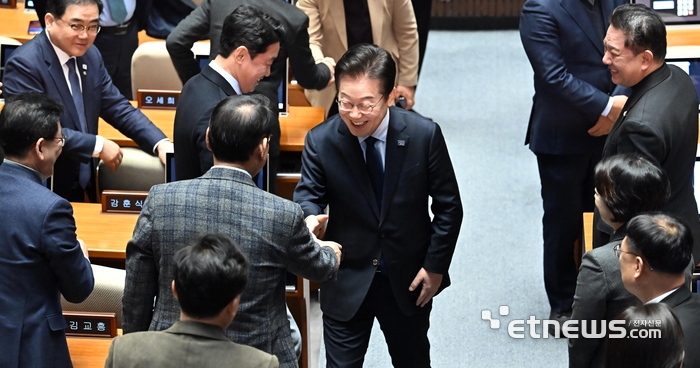 교섭단체 연설 마친 이재명, '파안대소'