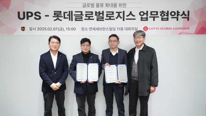 (왼쪽부터) 정진영 롯데글로벌로지스 라스트마일본부장, 강병구 롯데글로벌로지스 대표이사, 샘 헝 UPS 대한민국·일본·타이완 담당 사장(Managing Director), 서보국 UPS Korea 사장이 업무 협약을 마치고 기념 사진을 촬영하고 있다.
