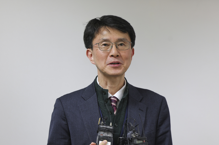 박종원 산업통상자원부 통상차관보가 10일 오후 서울 송파구 철강협회에서 열린 '미국의 철강·알루미늄 제품군 관세 부과 계획' 관련 긴급 점검 회의에 참석하기 위해 회의실으로 향하다 취재진과 만나 인터뷰하고 있다. [사진:연합뉴스]