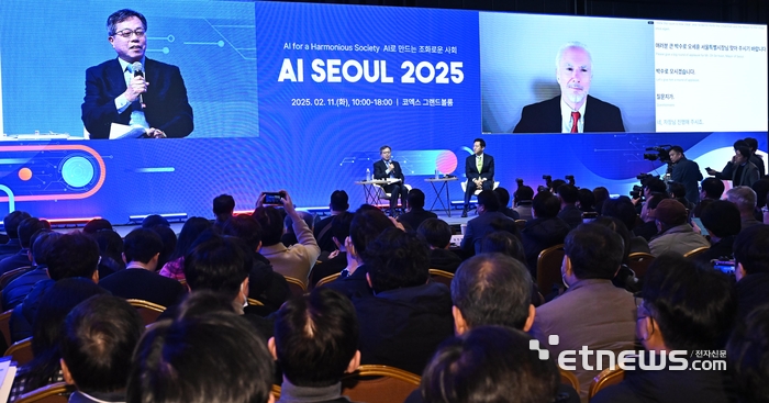 AI서울 2025가 'AI로 만드는 조화로운 사회'를 주제로 11일 서울 강남구 코엑스에서 열렸다. 오세훈 서울시장이 '글로벌 AI 혁신 선도 도시, 서울'을 주제로 기조발표를 하고 있다. 오세훈 서울시장(오른쪽)과 장병탁 서울대 AI연구원장, 제리 카플란 스탠퍼드대 교수(화면 속)가 특별 대담을 하고 있다.
 이동근기자 foto@etnews.com