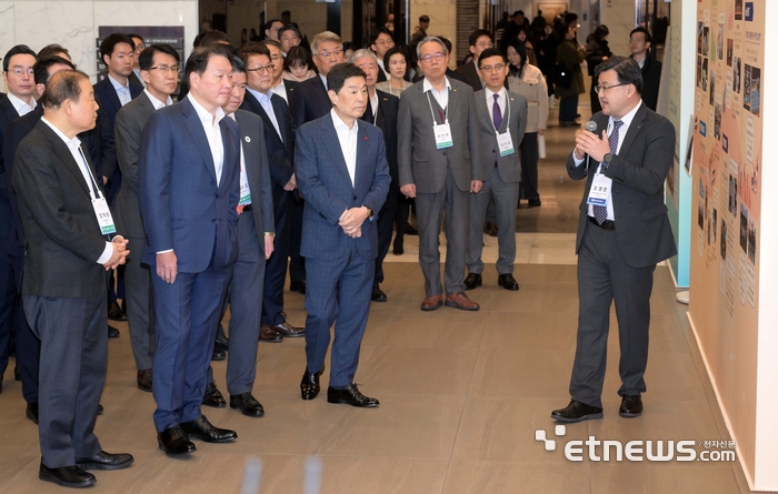ERT 멤버스데이 전시월 관람하는 최태원 회장
