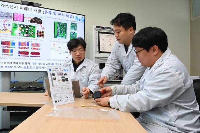 ETRI 연구진이 폐암 조기진단 시스템에 내장된 멀티모달 센서 어레이에 대해 논의하고 있다.